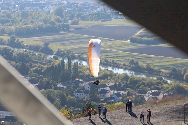Und in der Luft ist bereits einer der Haldenflieger, der gerade gestartet ist von der Bergehalde Ensdorf